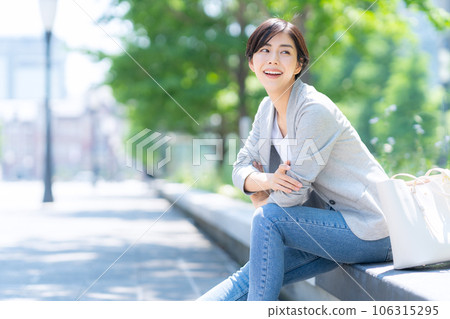 身著辦公室休閒服的年輕女商人在辦公區休息 106315295