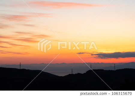 The sun rises 106315670