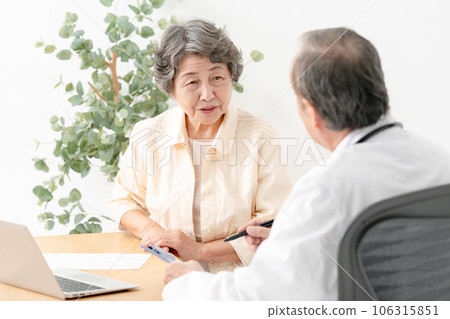 Medical image senior face-to-face 106315851