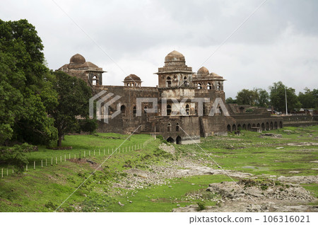 Jahaz Mahal, built on a narrow strip of land between Munj Talao and Kapur Talao with the appearance of an anchored ship, Mandu, Madhya Pradesh, India Jahaz Mahal, built on a narrow strip of land between Munj Talao and Kapur Talao with the appearance of an anchored ship, Mandu, Madhya Pradesh, India 106316021