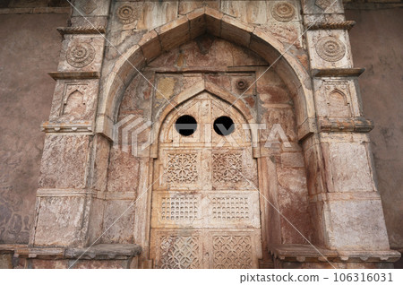 Carving details on the outer wall of the tomb of Roza of Khadija Bibi located in Mandu, Madhya Pradesh, India 106316031