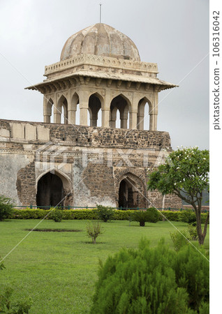 Rani Rupmati Pavilion constructed on the edge of the precipice overlooking Nimar Valley originally been a watchtower located in Mandu, Madhya Pradesh, India Rani Rupmati Pavilion constructed on the edge of the precipice overlooking Nimar Valley originally been a watchtower located in Mandu, Madhya Pradesh, India 106316042