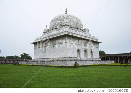 Tomb of Hoshang Shah, the work on this marble mausoleum was begun by Hoshang Shah and completed by Mahmud Khilji in about A.D. 1440, located in Mandu, Madhya Pradesh, India 106316078