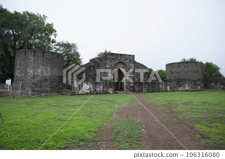 Haathi Darwaja near Hindola Mahal, situated in the fort, built by Sultan Ghiyasuddin Khilji as a harem and it extends over a length of 110 m and a width of 15 m, located in Mandu, Madhya Pradesh, 106316080