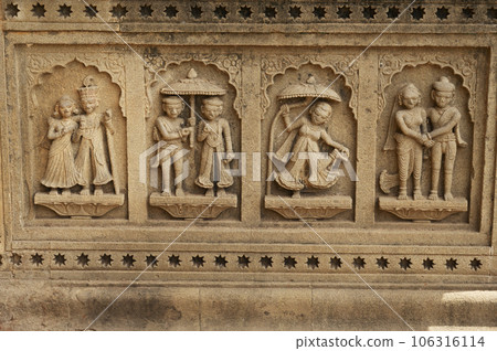 Carving details on the inner wall of Ahilya Devi Fort complex on the banks of River Narmada, Maheshwar, Madhya Pradesh, India 106316114
