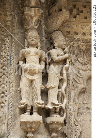 Carving details on the inner wall of Ahilya Devi Fort complex on the banks of River Narmada, Maheshwar, Madhya Pradesh, India 106316122
