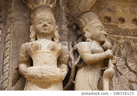 Carving details on the inner wall of Ahilya Devi Fort complex on the banks of River Narmada, Maheshwar, Madhya Pradesh, India Carving details on the inner wall of Ahilya Devi Fort complex on the banks of River Narmada, Maheshwar, Madhya Pradesh, India 106316123