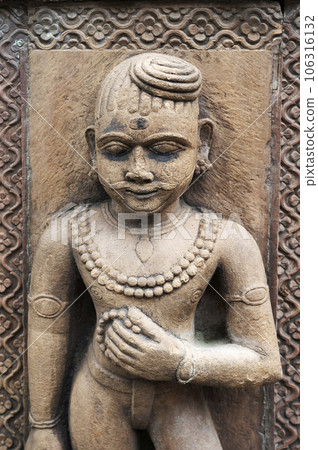 Carved idol on the outer wall of the Krishnapura Chhatris, also known as the Krishna Pura Chhatris, built in the mid 19th century, Indore, Madhya Pradesh, India 106316132