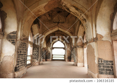 Interiors of Jahaz Mahal, built on a narrow strip of land between Munj Talao and Kapur Talao a palace that looks like a ship, was built by Sultan Ghiyasuddin Khilji as a harem,Mandu, Madhya Pradesh, Interiors of Jahaz Mahal, built on a narrow strip of land between Munj Talao and Kapur Talao a palace that looks like a ship, was built by Sultan Ghiyasuddin Khilji as a harem,Mandu, Madhya Pradesh, 106316185
