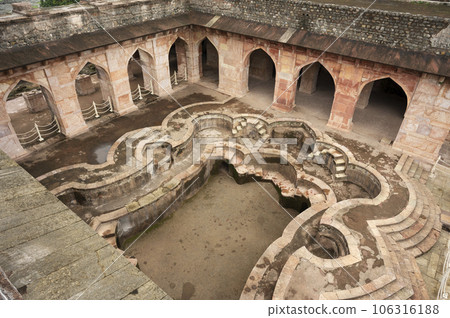 Hammam, bath or swimming pool near Jahaz Mahal, Mandu, Madhya Pradesh, India Hammam, bath or swimming pool near Jahaz Mahal, Mandu, Madhya Pradesh, India 106316188