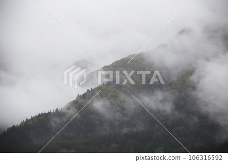 秋天的白馬 薄霧籠罩著群山 秋天的白馬 薄霧籠罩著群山 106316592