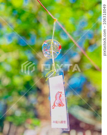 Wind chimes swaying in the wind [Hiratsuka Hachimangu Shrine, Kanagawa Prefecture] 106318049