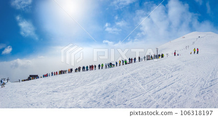 [全景] 等待滑雪場山頂纜車的長隊（北海道新雪谷） 106318197