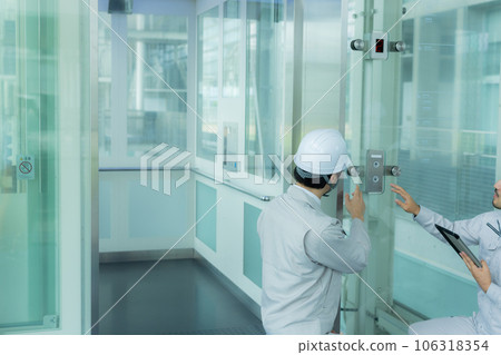 Man in work clothes Elevator 106318354