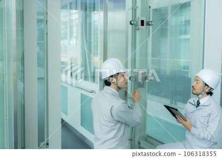 Man in work clothes Elevator 106318355
