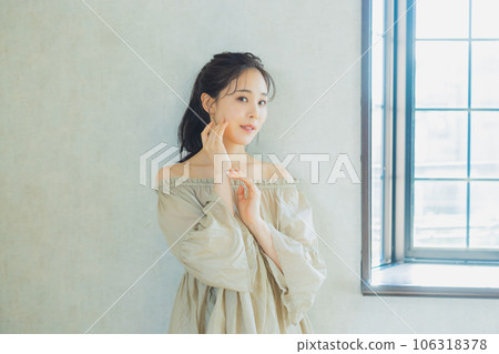 Off-shoulder woman 106318378