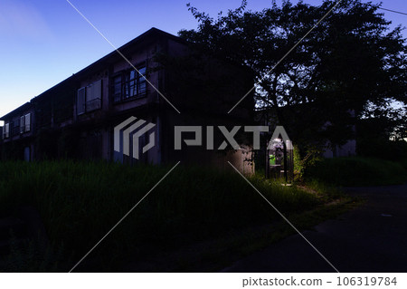 廢棄住宅區的電話亭 106319784