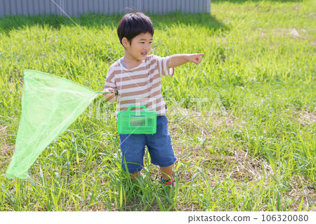 A boy with insect repellent 106320080
