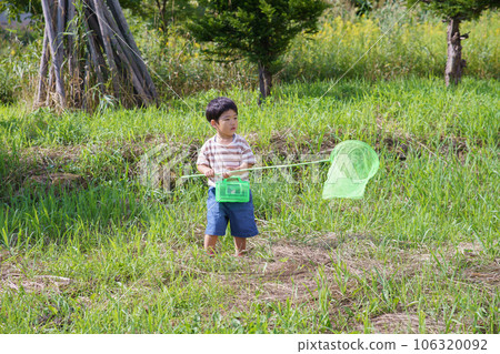 A boy with insect repellent 106320092
