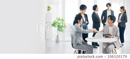 一群商務人士握手 一群商務人士握手 106320179