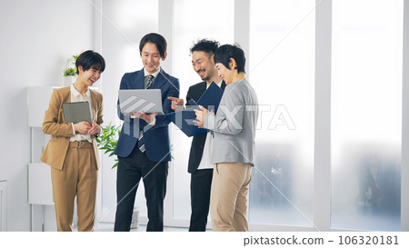 一群商務人士在辦公室交談 一群商務人士在辦公室交談 106320181