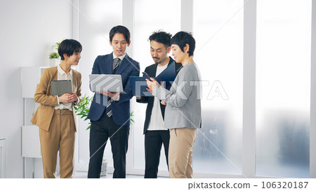 Group of business people having a conversation in the office 106320187