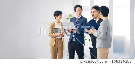 一群商務人士在辦公室交談 一群商務人士在辦公室交談 106320193