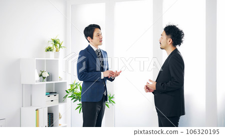 一個商人在大廳裡說話 106320195