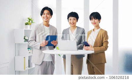 Group of business people smiling and standing in the office 106320218