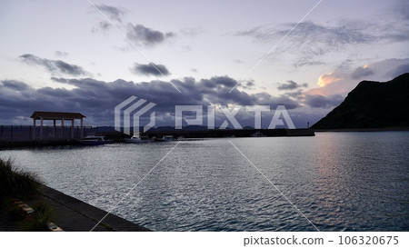 沖繩縣阿嘉島的港口和慶留間島的早晨 沖繩縣阿嘉島的港口和慶留間島的早晨 106320675