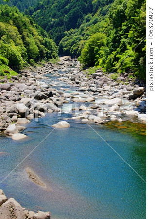 長野縣木曾郡木曾川崎嶇的岩石景觀 106320927