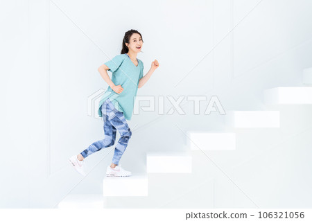 健身年輕女子爬樓梯 健身年輕女子爬樓梯 106321056