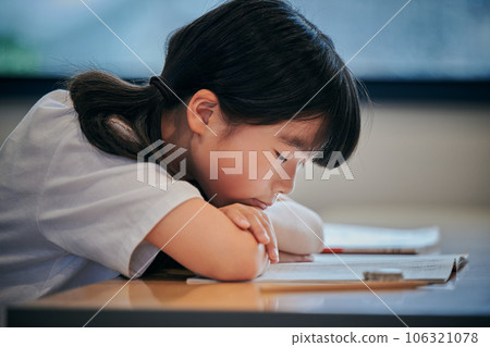 四年級小學女孩在教室裡擔心 106321078