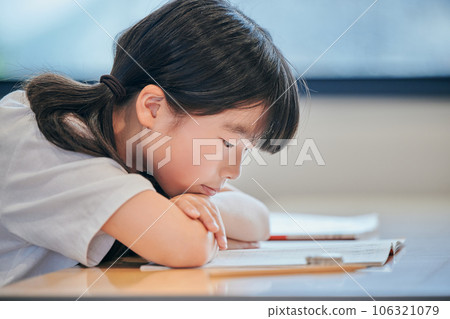 四年級小學女孩在教室裡擔心 106321079