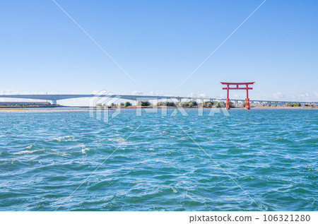 靜岡縣濱松市晴天的濱名湖和象徵性的紅色鳥居 靜岡縣濱松市晴天的濱名湖和象徵性的紅色鳥居 106321280
