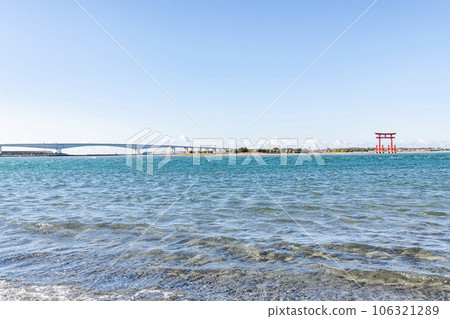 靜岡縣濱松市晴天的濱名湖和象徵性的紅色鳥居 106321289