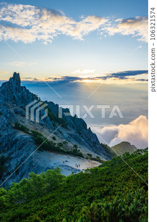 山梨縣南阿爾卑斯山的地藏岳方尖碑和日出 山梨縣南阿爾卑斯山的地藏岳方尖碑和日出 106321574