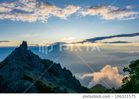 山梨縣南阿爾卑斯山的地藏岳方尖碑和日出 106321575