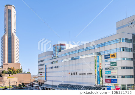 靜岡縣濱松市 陽光明媚的 JR 濱松站（北口）和濱鬆的象徵濱松法塔 106321735