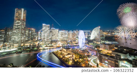 [Urban landscape] Night view of Minato Mirai with beautiful fireworks and boat trails 106322352