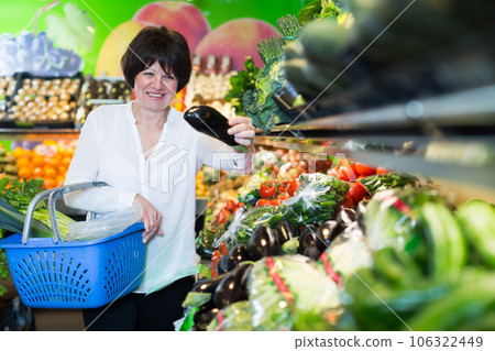 Middle aged woman choosing vegetables 106322449