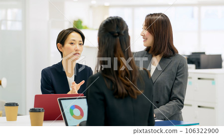Group of female office workers having a meeting Group of female office workers having a meeting 106322900
