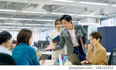 Presenting businessmen Presenting businessmen 106322915