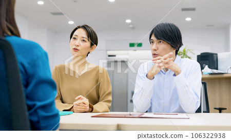 一名職員在辦公室為一對夫婦提供服務 一名職員在辦公室為一對夫婦提供服務 106322938