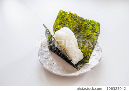 Seaweed wrapped rice ball Seaweed wrapped rice ball 106323042