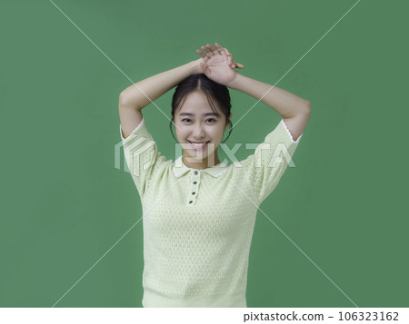 綠色背景中伸展身體的年輕女子 106323162
