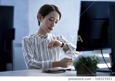 Business woman working overtime 106323951