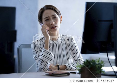 超時工作的女商人 超時工作的女商人 106323957