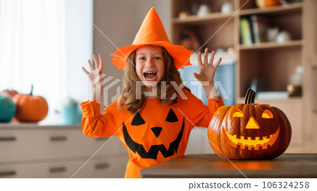 girl with carving pumpkin 106324258