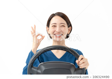 一位年輕女子的駕駛形像給出了一個好兆頭 一位年輕女子的駕駛形像給出了一個好兆頭 106324490